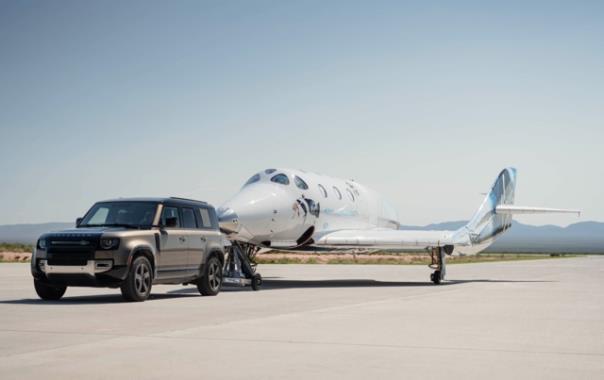 Range Rover Astronaut Edition und Land Rover Defender 110 assistieren Virgin-Galactic-Gründer Sir Richard Branson bei seiner ersten Reise ins All